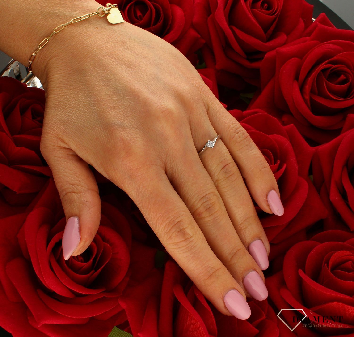 Złoty pierścionek zaręczynowy białe złoto  Zakochany w Tobie 333 PI 1958. Prezent podkreśli piękno wyjątkowych momentów zaręczyn.jpg